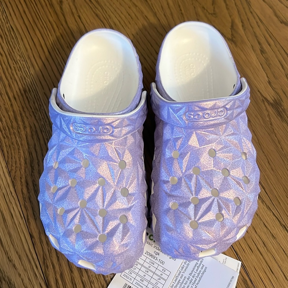 NWT crocs classics geo iridescent w6